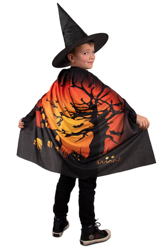 Achterkant Halloween cape met vleermuizen, grafstenen en pompoengezicht op oranje lucht