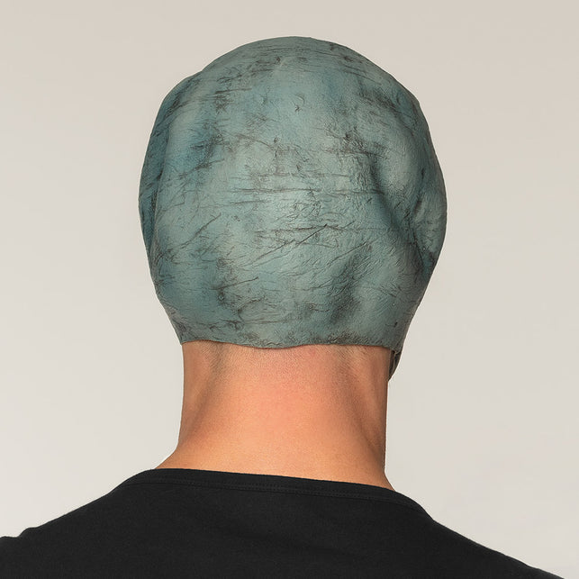 Achterkant van het latex alienmasker: gerimpeld achterhoofd dat open afloopt in de nek