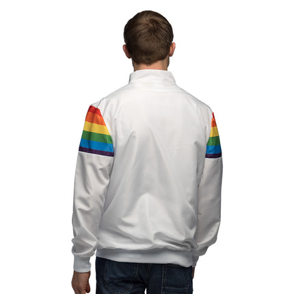 Achterkant van het regenboog trainingsjasje: wit rugpand met gekleurde banen op de mouwen