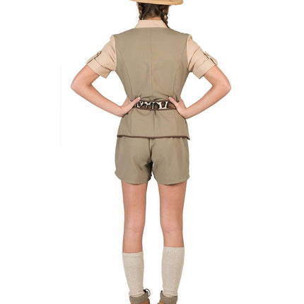 Achterkant van de safari outfit vrouw met getailleerde blouse over de korte broek