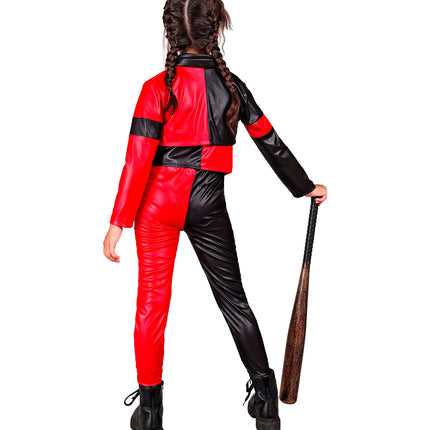 Achterzijde van het harlekijn kostuum Saartje met rood-zwart verdeelde jas en broek