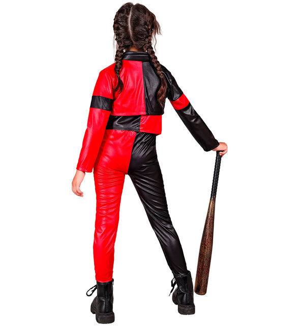 Achterzijde van het harlekijn kostuum Saartje met rood-zwart verdeelde jas en broek