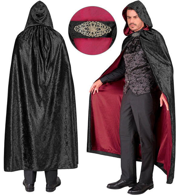 Achterzijde van de zwarte cape met kap plus detail van de filigraan siergesp op de halsband