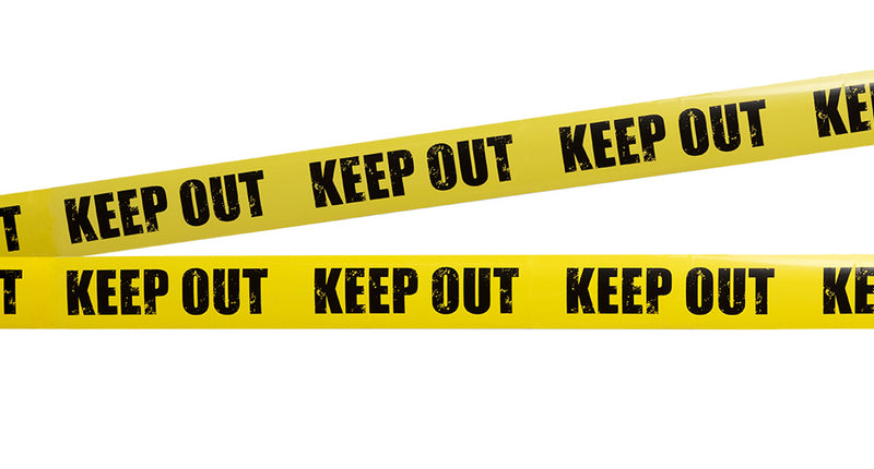 Afzetlint Keep out in geel met zwarte blokletters, twee gekruiste stukken lint