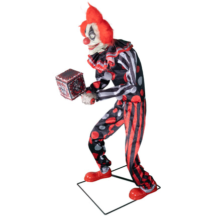 Animatronic clown van de zijkant, voorovergebogen op het metalen voetpad