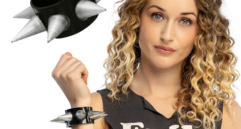 Armband Boris zwart met zilveren spikes, los en om de pols gedragen bij een punklook