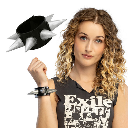 Armband Boris zwart met zilveren spikes, los en om de pols gedragen bij een punklook