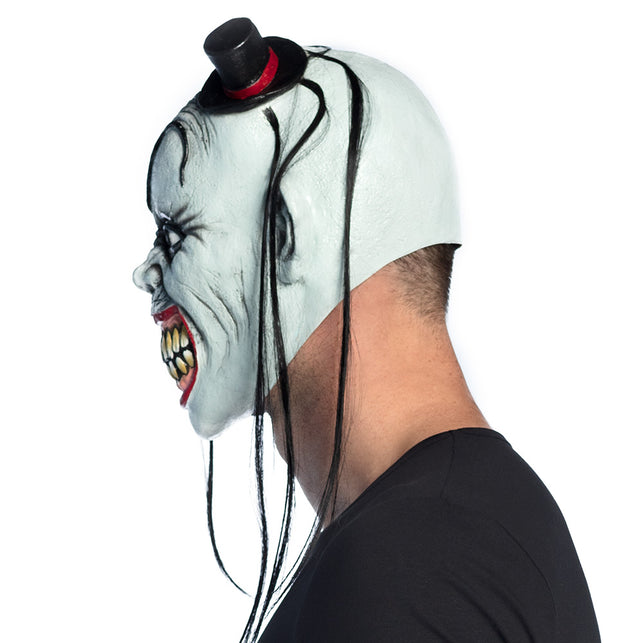 Bad clown hoofdmasker zijkant: lange zwarte haarslierten en open mond, gedragen voor Halloween