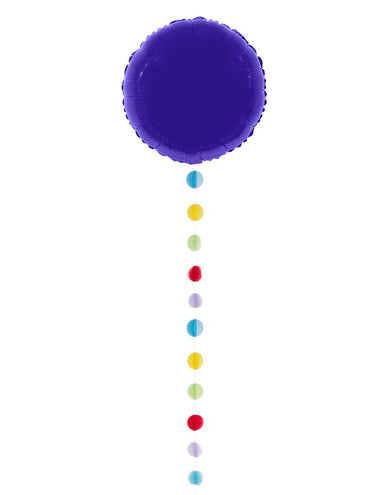 Ballonlint bolletjes hangend onder een paarse ronde folieballon als feestdecoratie