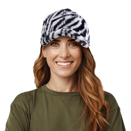 Baseballpet zebra zwart-wit gedragen door vrouw, pluizige plushpet met gebogen klep voor een dierenfeest