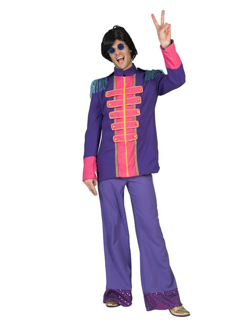 Beatles jas in paars met roze voorpand en turquoise schouderfranjes, gedragen in een jaren 60-look