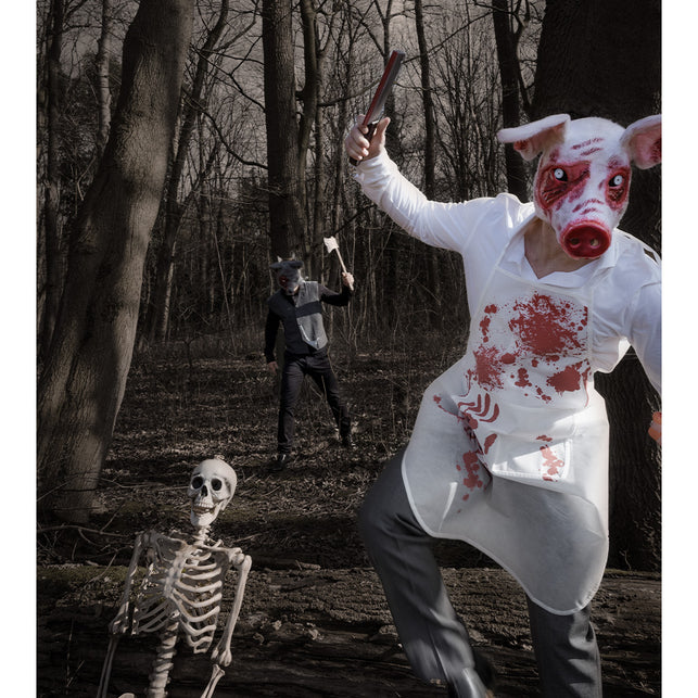 Bebloed hakmes Bloody butcher geheven door een horrorslager in een donker bos tijdens Halloween