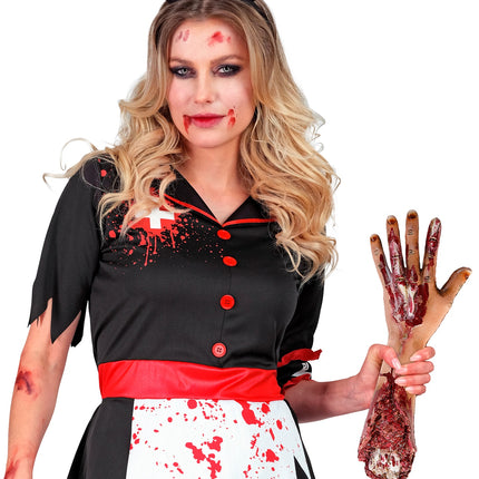 Bebloede afgehakte onderarm in de hand gehouden bij een zombieverpleegsterkostuum voor Halloween