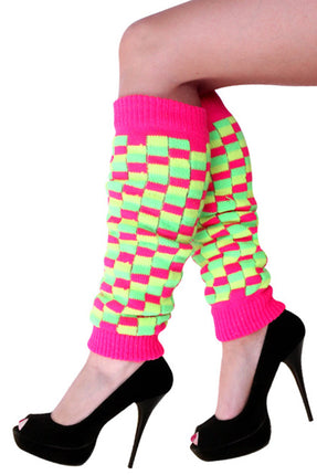 Beenwarmers fluor roze, geel en groen met blokpatroon, gedragen tot onder de knie voor een neonfeest