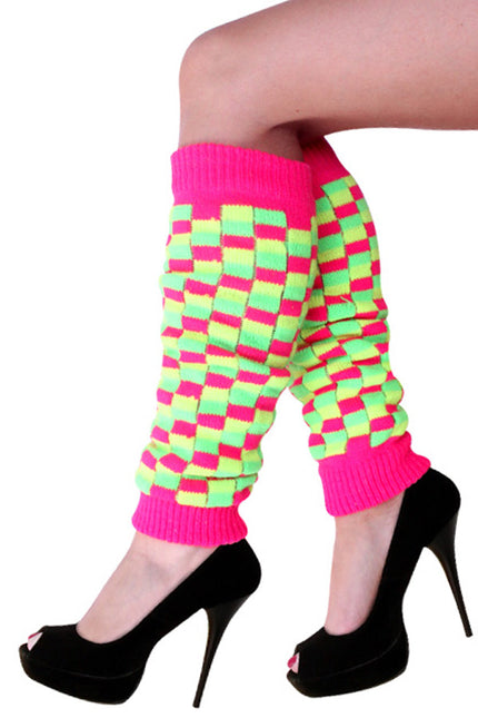 Beenwarmers fluor roze, geel en groen met blokpatroon, gedragen tot onder de knie voor een neonfeest