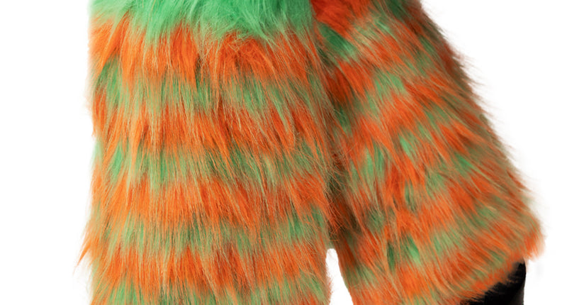 Beenwarmers pluche oranje met groene vlokken en groene bovenrand, gedragen over zwarte pumps voor Koningsdag