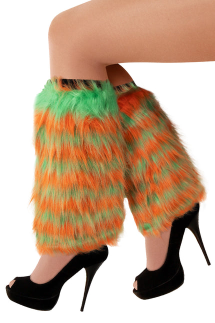Beenwarmers pluche oranje met groene vlokken en groene bovenrand, gedragen over zwarte pumps voor Koningsdag