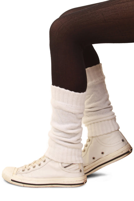Beenwarmers wit voor kinderen, ribgebreid tot onder de knie, gedragen over een panty met witte sneakers