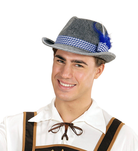 Beierse fedora met blauwe veren gedragen door man bij lederhosen op het Oktoberfest