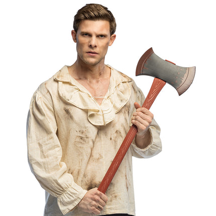 Bijl Warblade met dubbel grijs blad en bruine steel, vastgehouden bij een vuil middeleeuws hemd voor Halloween