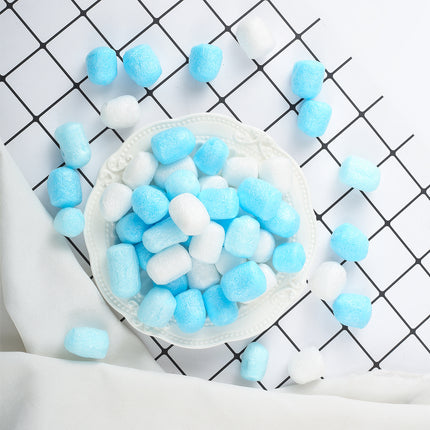 Blauw-witte foamblokjes op een wit schaaltje als feesttafeldecoratie