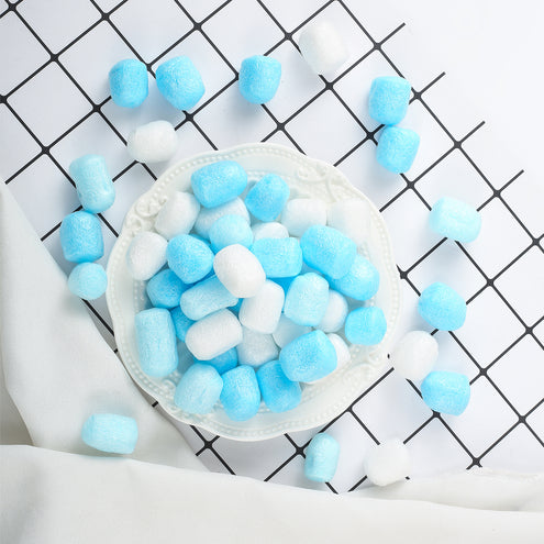 Blauw-witte foamblokjes op een wit schaaltje als feesttafeldecoratie
