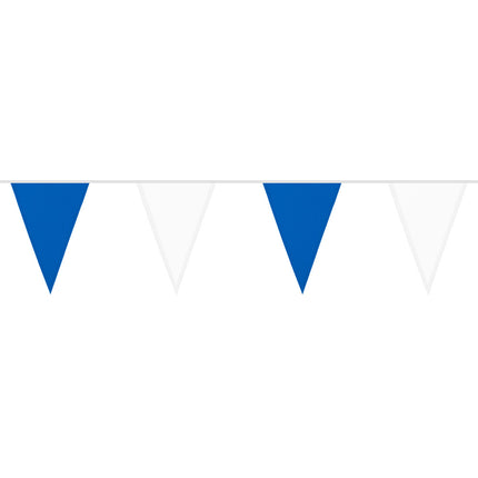 Blauw-witte puntvlaggetjes om en om aan een witte lijn, decoratie voor het Oktoberfest