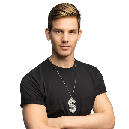 Bling ketting dollarteken zilver gedragen over een zwart T-shirt voor een gangsterlook tijdens carnaval
