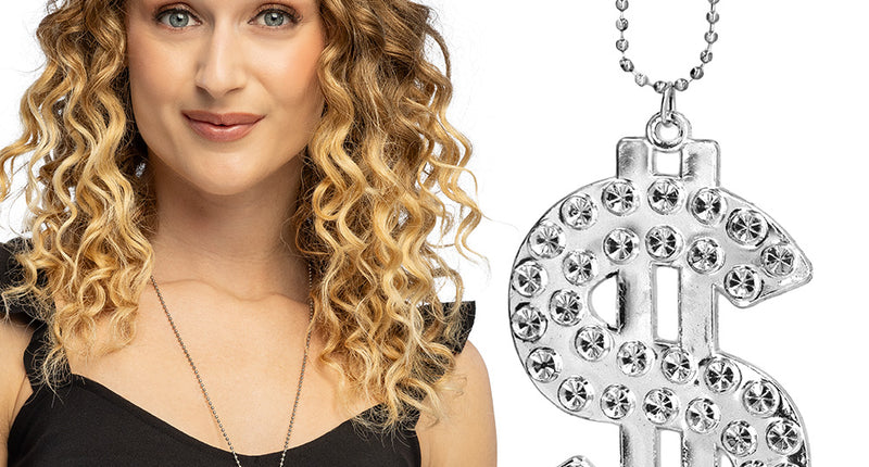Bling ketting dollarteken zilver met steentjes om de hals van een vrouw, naast een close-up van de hanger