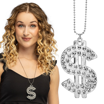 Bling ketting dollarteken zilver met steentjes om de hals van een vrouw, naast een close-up van de hanger