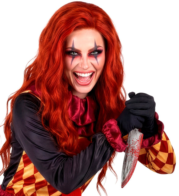 Bloederig mes met geribbelde rode snijkant in zwarte handschoenen bij clownschmink