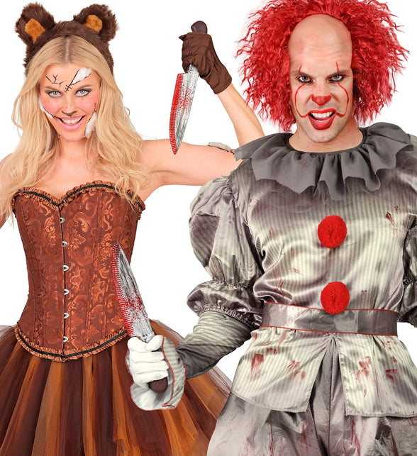 Bloederig mes vastgehouden door twee modellen in horrorkostuums op een Halloweenfeest