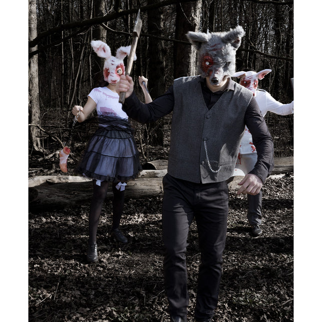 Bloederige hand aan ketting meegedragen als rekwisiet in een donker bos tijdens een Halloween horrorscène