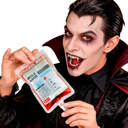 Bloedzak in de hand bij een vampierlook met cape en hoge kraag, Halloween