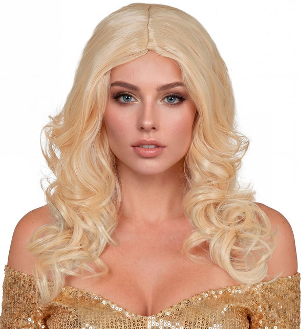 Blonde krulpruik groovy gedragen door model, volume rond het gezicht voor een discofeest
