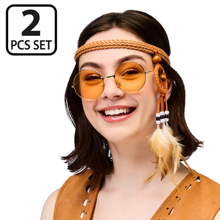 Boho hoofdband met houten kralen en veren langs het oor, gedragen met ronde partybril met oranje glazen