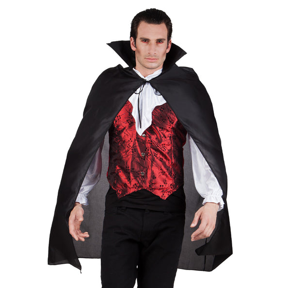 Cape Bloodlust zwart, lange zwarte cape van 120 cm met staande kraag, gedragen door man voor Halloween