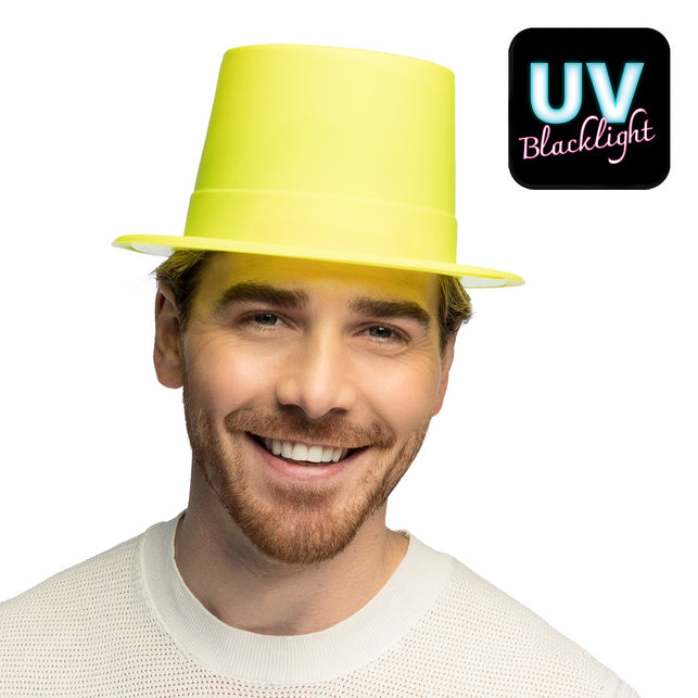 Neongele neon hoge hoed UV met rechte bol, gedragen door een man voor een glowfeest