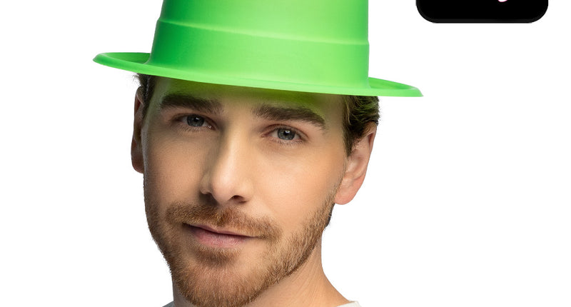 Neongroene neon hoge hoed UV met ribbel onder de bol, gedragen door een man op een jaren 80-feest