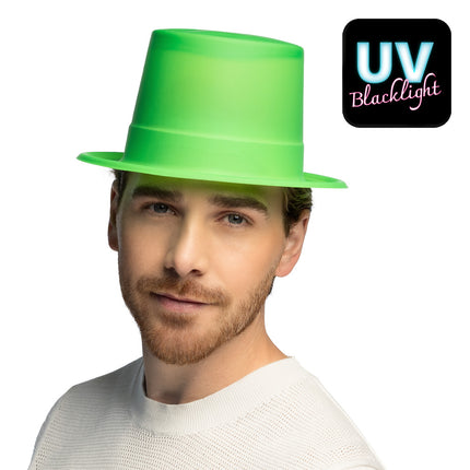Neongroene neon hoge hoed UV met ribbel onder de bol, gedragen door een man op een jaren 80-feest