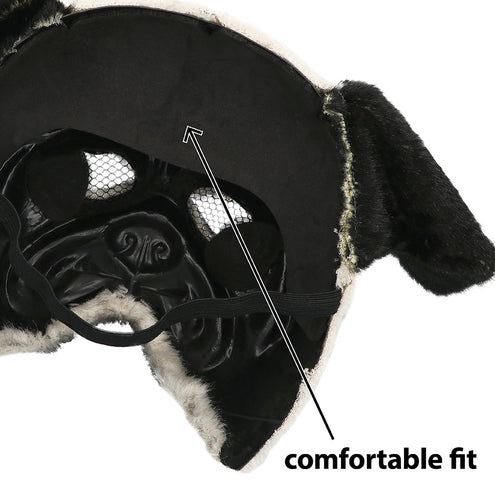 Binnenkant van het pluche pug masker met elastiek en gaas achter de oogopeningen