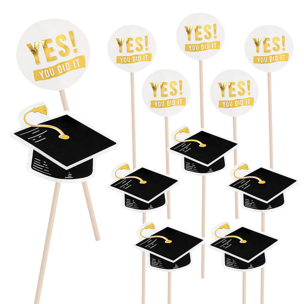 Set 12 cocktailprikkers Graduation met zwarte afstudeerhoedjes en witte bordjes met gouden YES! You did it