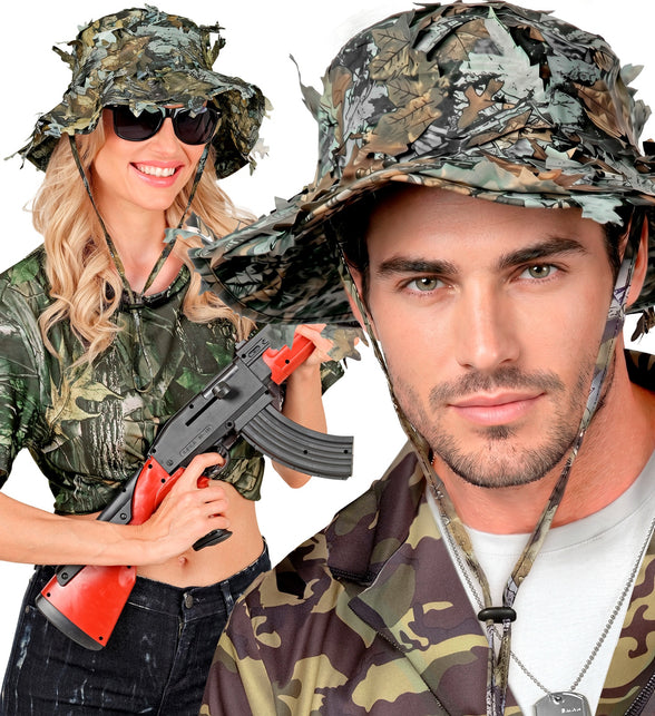 Boonie hoed camouflage gedragen door dame en heer bij een legerthemafeest