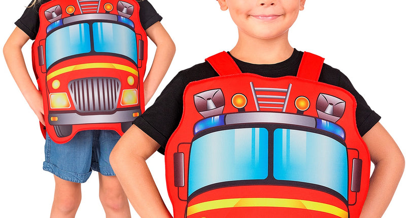 Brandweer pak kind met rode tabard met brandweerwagenprint en helm met Fire Chief-embleem