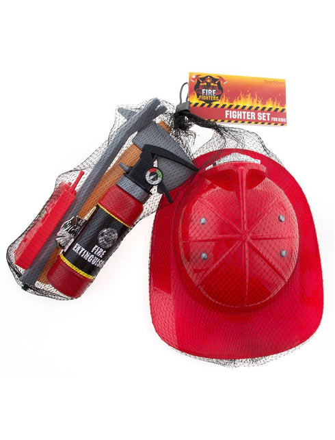 Brandweer set Puck in netzakje met kartonnen label, rode brandweerhelm zichtbaar, voor een verkleedfeest