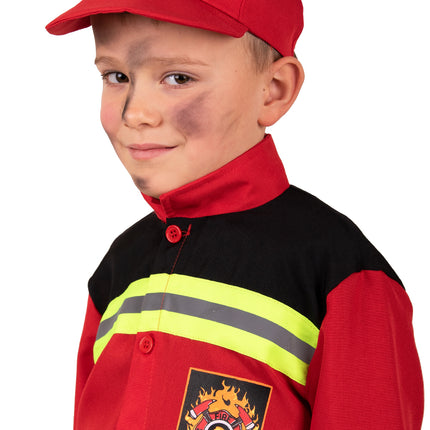 Brandweerembleem met vlammen op het jasje en rode pet met logo, close-up