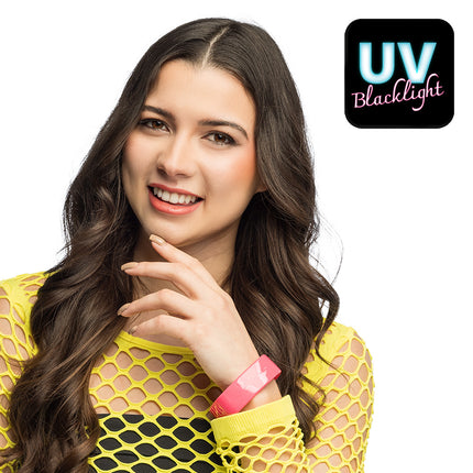 Brede neonroze armband Vivid met glanzend oppervlak om de pols van een vrouw, licht op onder blacklight