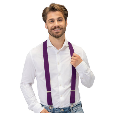 Bretels basic paars voor heren over een wit overhemd, met zilverkleurige schuifgespen en clips aan de broekband