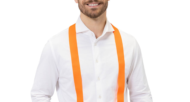 Bretels neonoranje UV voor heren met metalen clips, gedragen over een wit overhemd en spijkerbroek