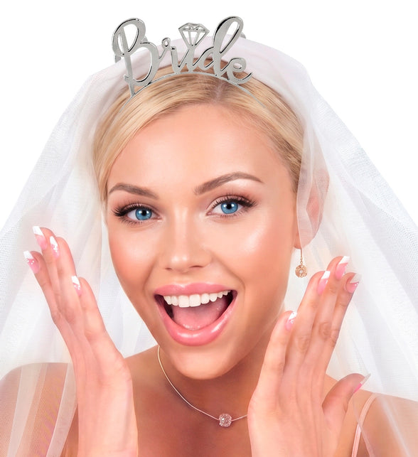 Bride tiara zilver gedragen over een witte sluier bij een bruidenlook